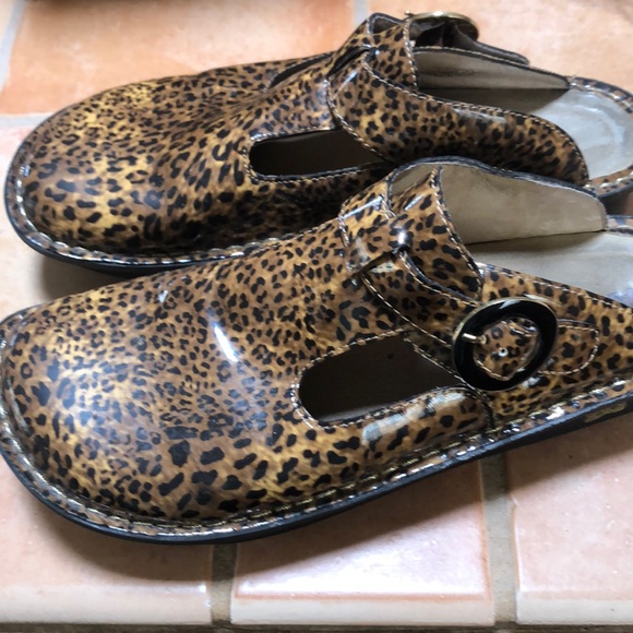 alegria leopard print clogs